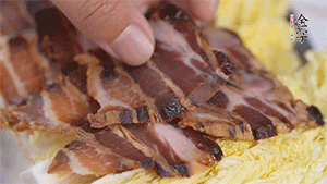 依次擺放娃娃菜和醬肉。