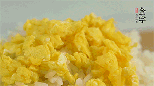 將雞蛋碎、西蘭花碎和放涼的米飯混合，用少許鹽、橄欖油調(diào)味。