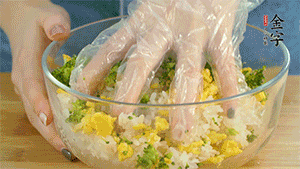 將飯團用手搓捏成圓球狀。