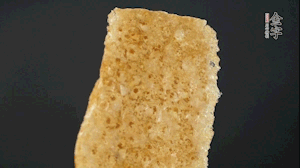 油炸豬皮冷水泡發(fā)，切成菱形。