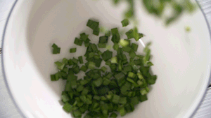 韭菜洗凈，切粒。