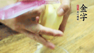 將食材洗凈，茄子、土豆切滾刀塊。