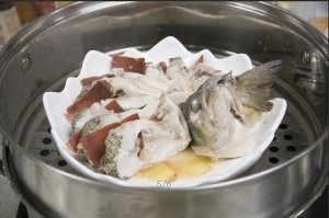 將鱸魚(yú)成花狀擺好，將火腿切片放入各縫隙中，放入鍋中隔水蒸12分鐘拿出，撒上蔥花即可。