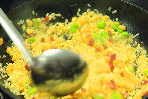 然后加入炒好的食材混合均勻，炒熟即可。出鍋前加少許黑胡椒、鹽和蔥花就可以啦?。?！