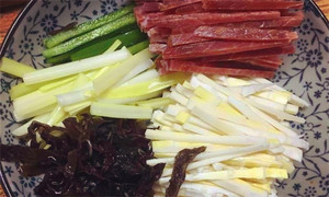 黑木耳泡發(fā)，黑木耳、韭黃、雷筍、青椒切成絲。