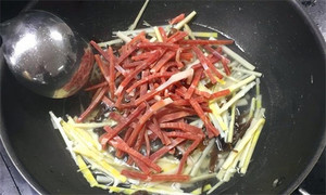 火腿絲、筍絲、黑木耳絲汆水后，瀝干。