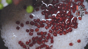 將炒好的食材和大米、紅豆一起放進電飯鍋煮。