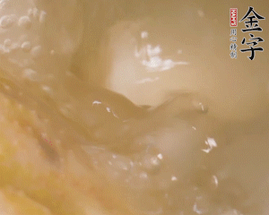 沸騰后撈出蔥結(jié)，小火燉45分鐘，加山藥再燉15分鐘。