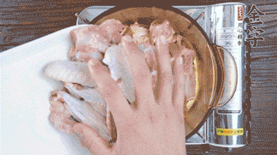 加料酒、蔥姜焯水2分鐘，清洗備用。