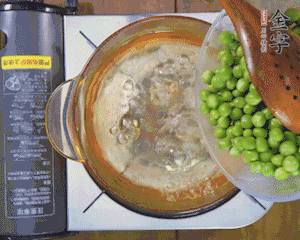 豌豆粒焯水30秒，過(guò)涼水。