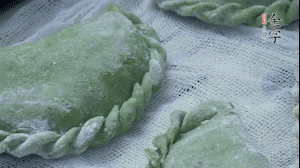 【制作】2.蒸架上墊浸濕的屜布，再放上清明果，大火蒸10~15分鐘，完成，出鍋啦！