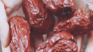 紅棗洗凈，對(duì)半剪開(kāi)。