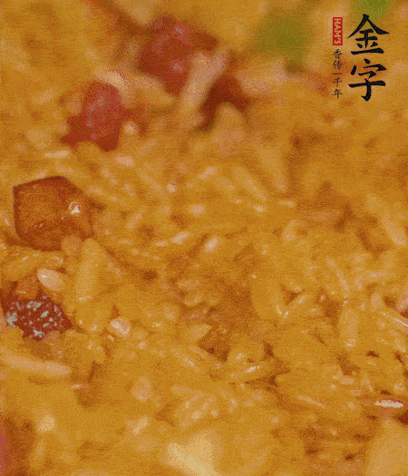 放一撮鹽、生抽少許，倒入炸好的芋頭。最后撒蔥花、蒜末翻炒均勻。