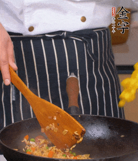 加咖喱塊、少許鹽、白糖調(diào)味，炒至咖喱塊融化后，倒米飯，翻炒至每粒米飯都包裹上咖喱，再放黃椒、青椒粒，出鍋前加菠蘿粒和小蔥翻拌均勻。