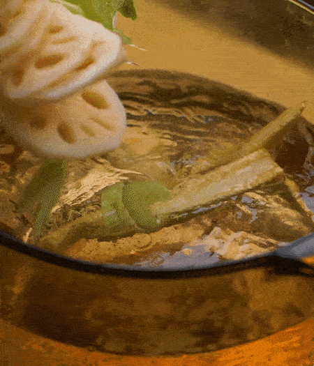把玉米筍（對(duì)半切開）、西芹（切斜片）、蓮藕（切片），放入開水鍋內(nèi)，加點(diǎn)少許鹽、油，汆燙2分鐘。