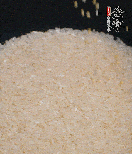 大米和小米一起燜成米飯。