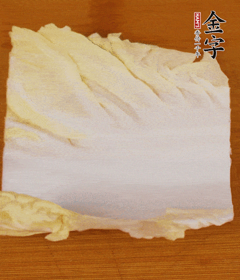 一片白菜一片淡火腿交替疊起，疊個(gè)兩三層放進(jìn)鍋內(nèi)，直到塞滿鍋。