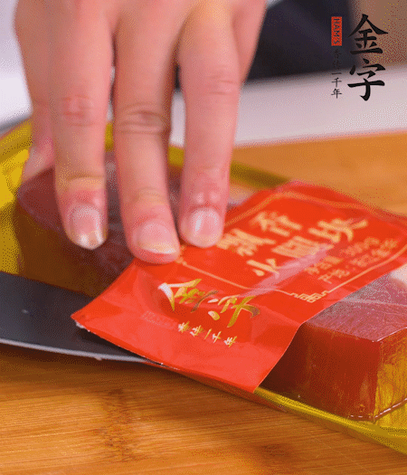 金字火腿切片，生姜切絲，蔥白切末。