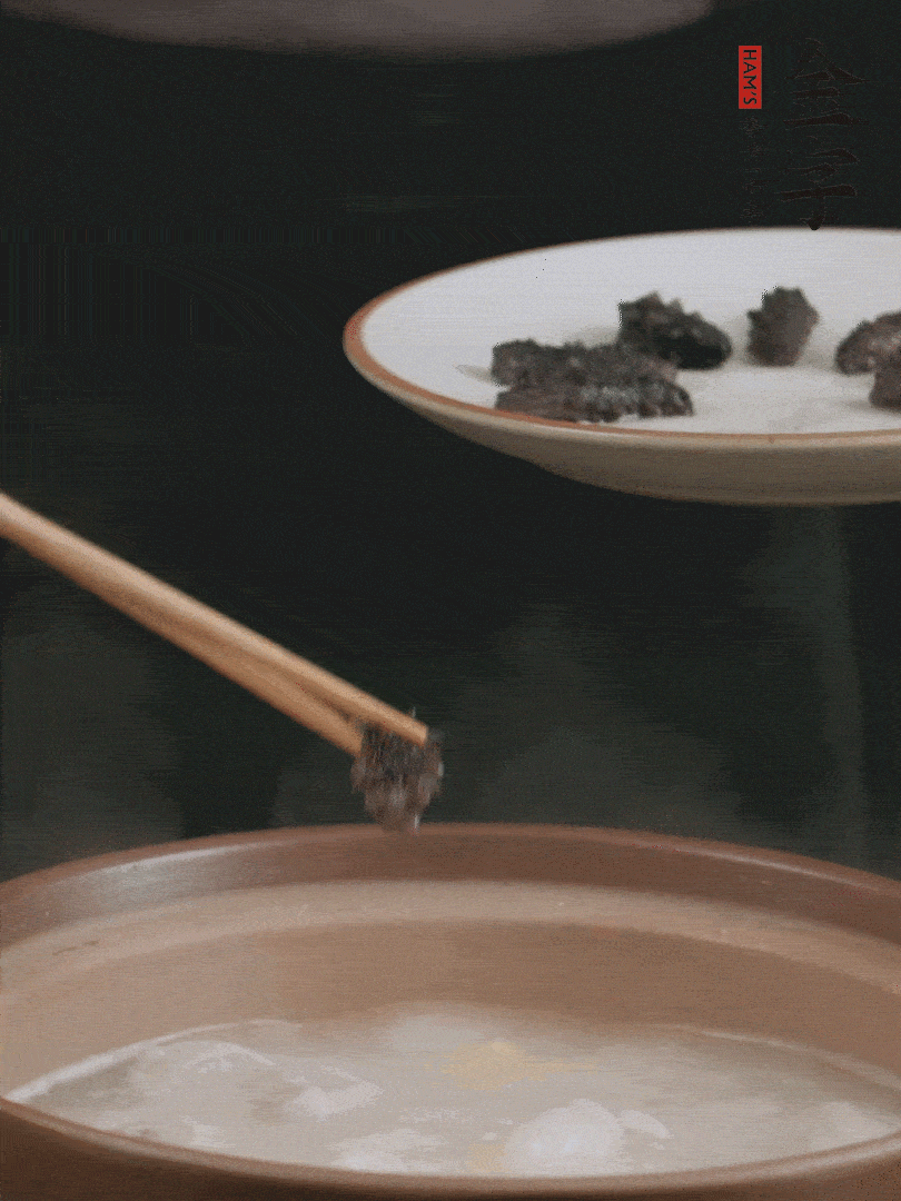 期間雞湯燉到80分鐘時，加小海參再燉10分鐘。