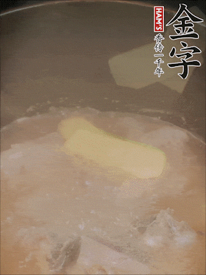 排骨洗凈，加生姜、黃酒焯水，溫水洗凈備用。