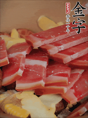 除鮑魚外的所有材料放進鍋里，加清水、姜、黃酒，大火燒開，轉(zhuǎn)小火煲90分鐘。