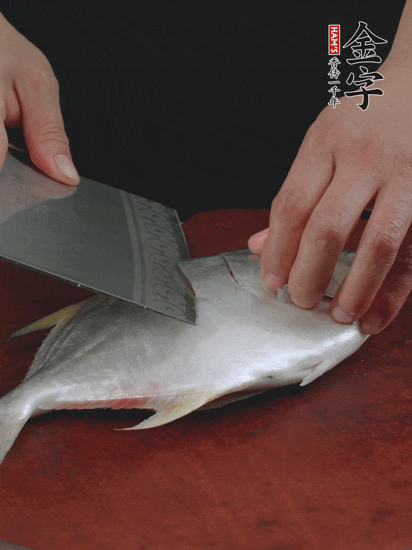 處理干凈銀鯧魚1條，表面斜刀切出花刀。