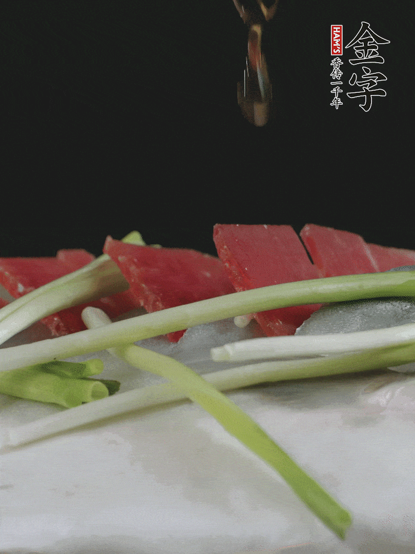 蔥白置于魚身，放適量豌豆，淋上花雕酒。