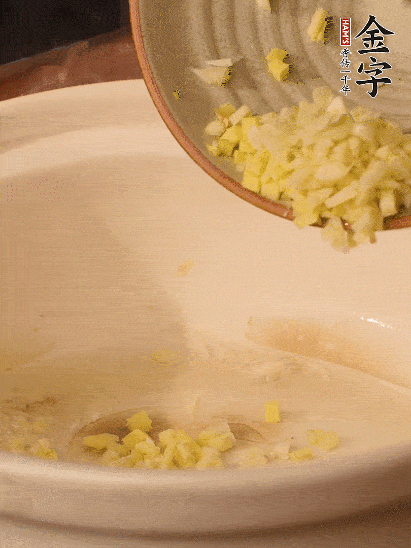 熱油下鍋，姜爆香。下冬瓜略微翻炒。