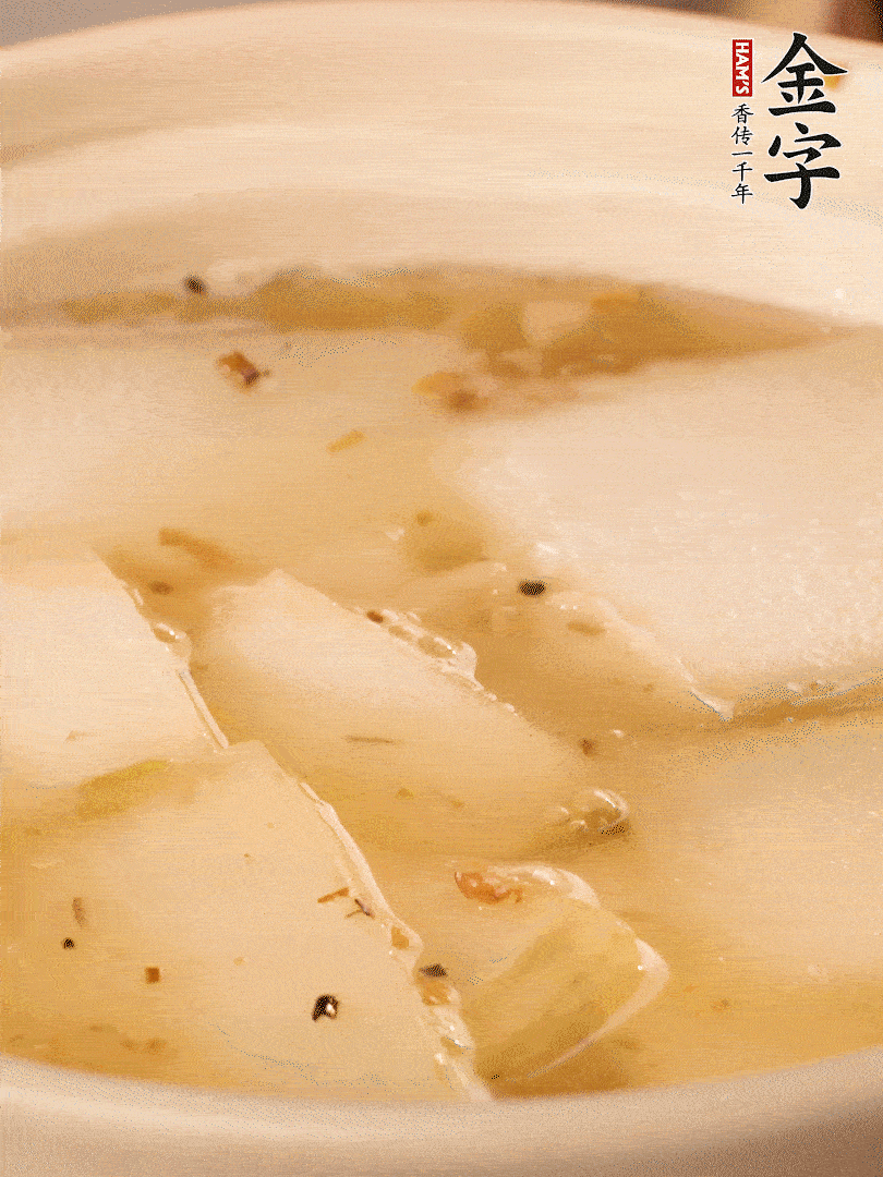 加入適量清水，再放咸肉，淋點(diǎn)黃酒添味。