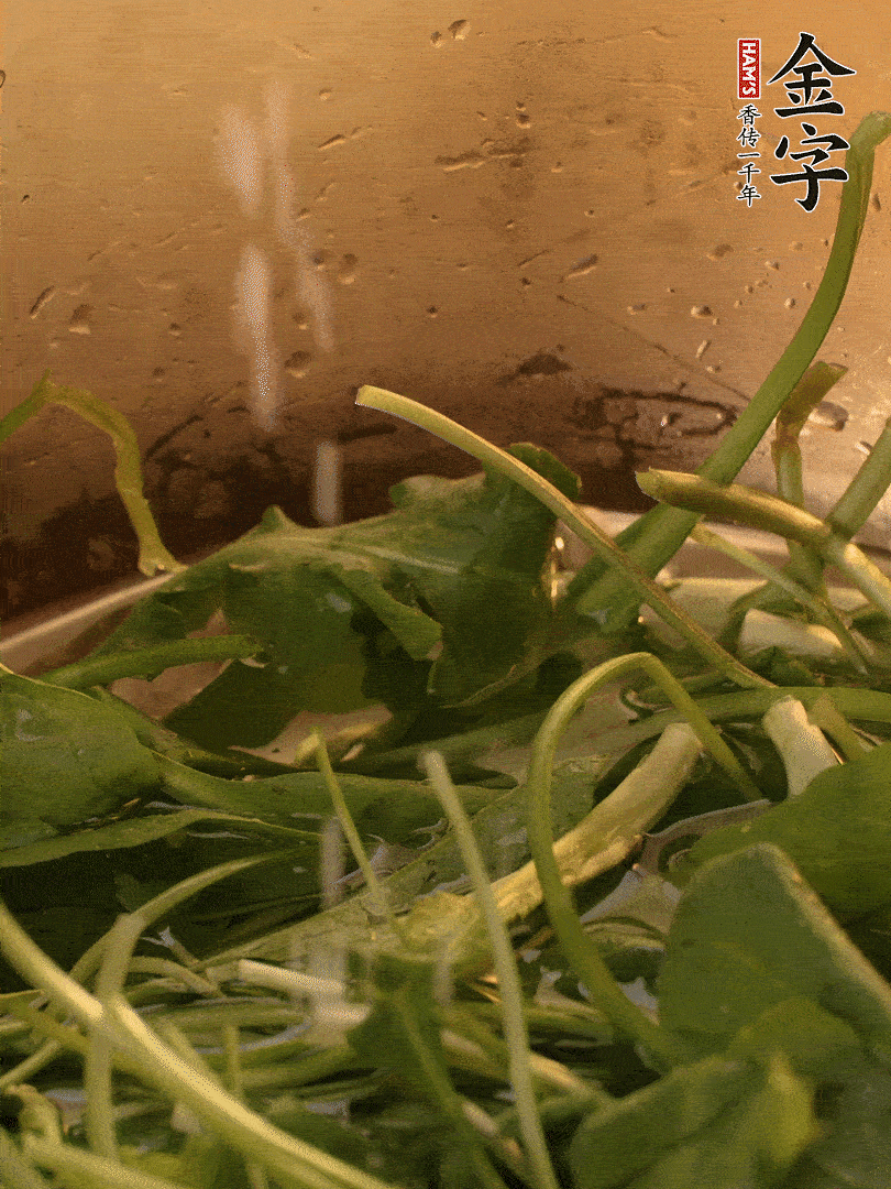 薺菜去掉根部，加小蘇打、鹽熱水沸騰燙軟。