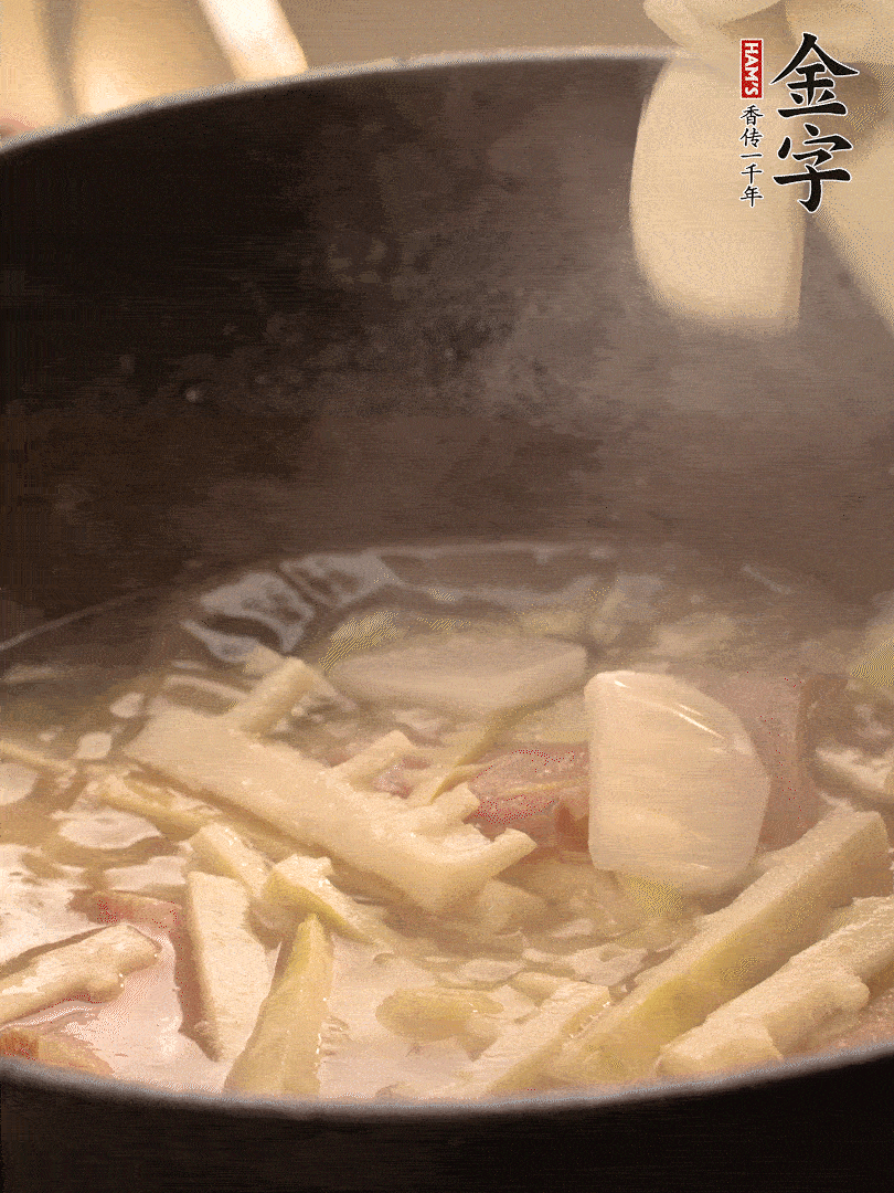 加一點開水后，放年糕燜2分鐘至軟。