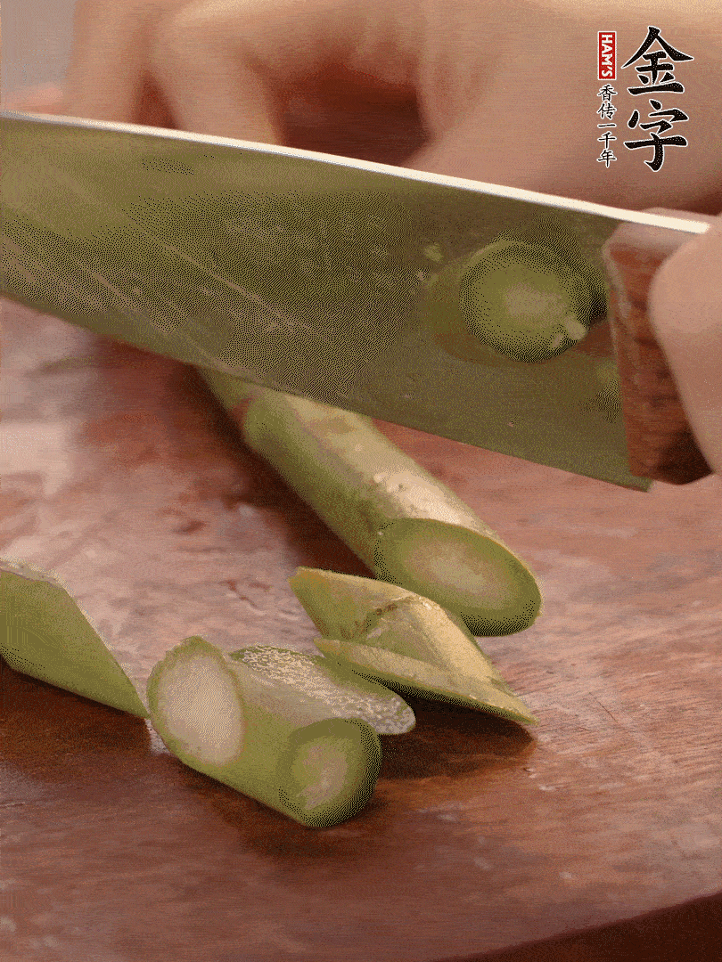 蘆筍去掉底部老的部分，斜切成段。白玉菇去掉根部，日本豆腐切成圓厚片。