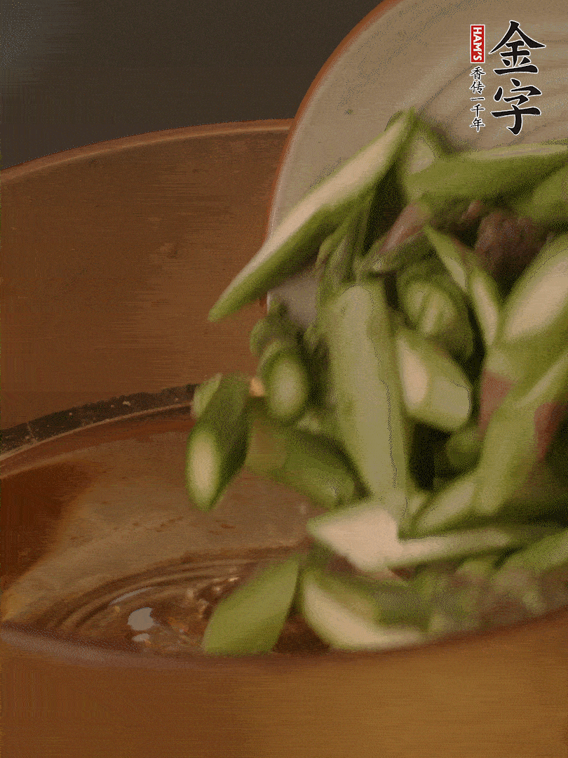 蘆筍、白玉菇焯水30秒備用。