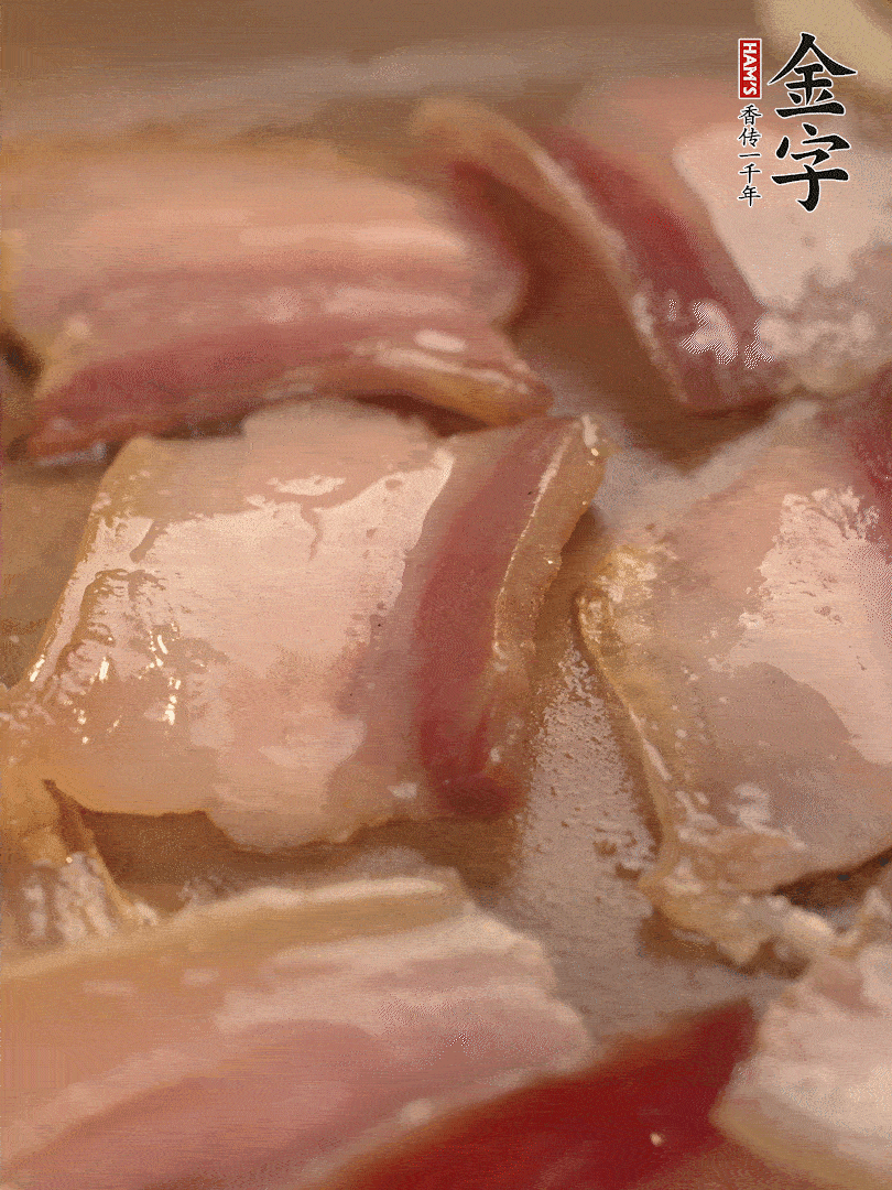 鍋中熱油煸香大蒜、咸肉。