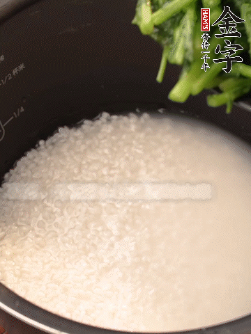 茼蒿、香腸放入浸泡好的大米，水沒過大米半指煮熟。