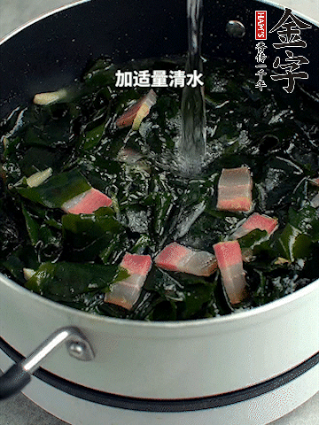 放入泡發(fā)好的裙帶菜翻炒一下，加適量清水燉煮。