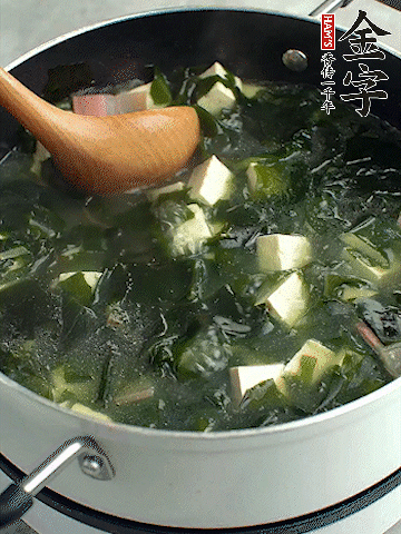 煮到沸騰后，再放入豆腐蓋蓋子煮3分鐘。