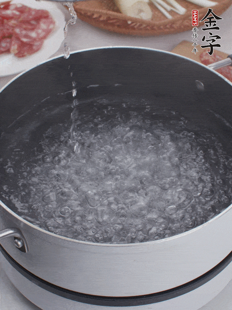 春筍去殼切片，焯水3分鐘。
