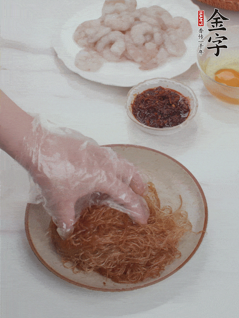粉絲泡軟后，入沸水煮10秒，撈出后加1/2勺老抽、1/2勺食用油挑松。