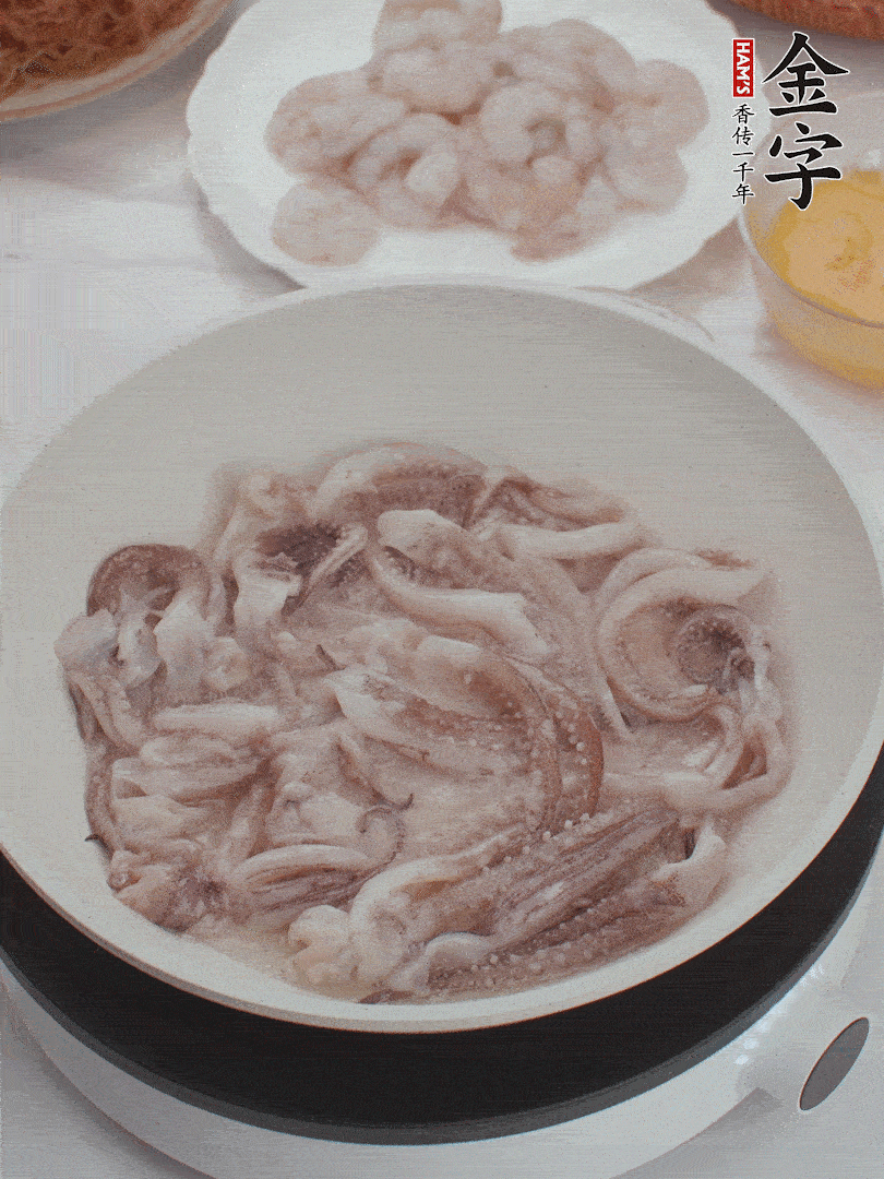 蝦仁、魷魚滑油，蛋液炒制半熟。