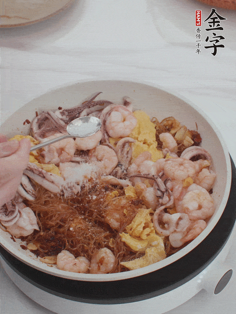 加雞蛋，蝦仁，魷魚混合。