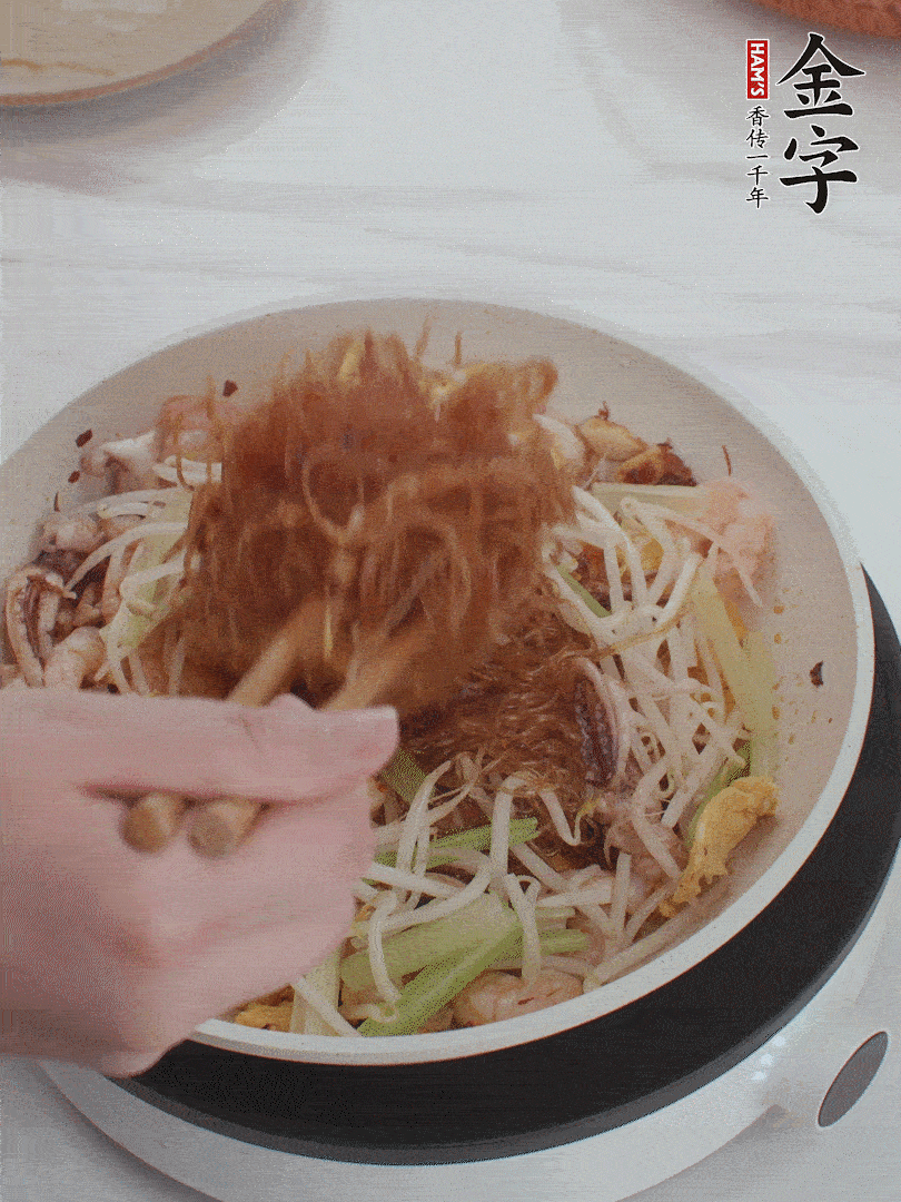 放焯好水的香芹、豆芽翻炒挑松。
