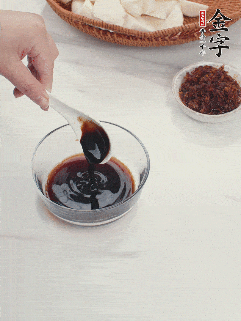 將生抽、老抽、黃酒和白砂糖在小碗里調(diào)成味汁。