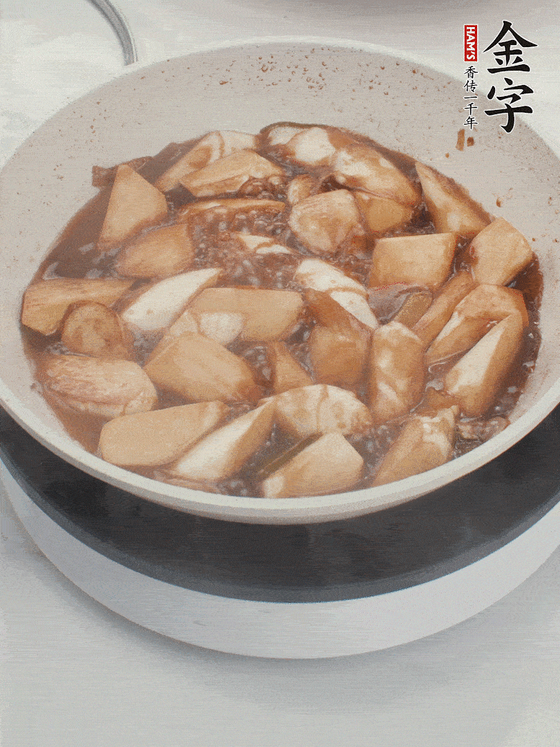 待茭白煸到微微發(fā)黃加入調(diào)好的味汁翻炒。加一小碗清水蓋蓋子燜3-4分鐘。