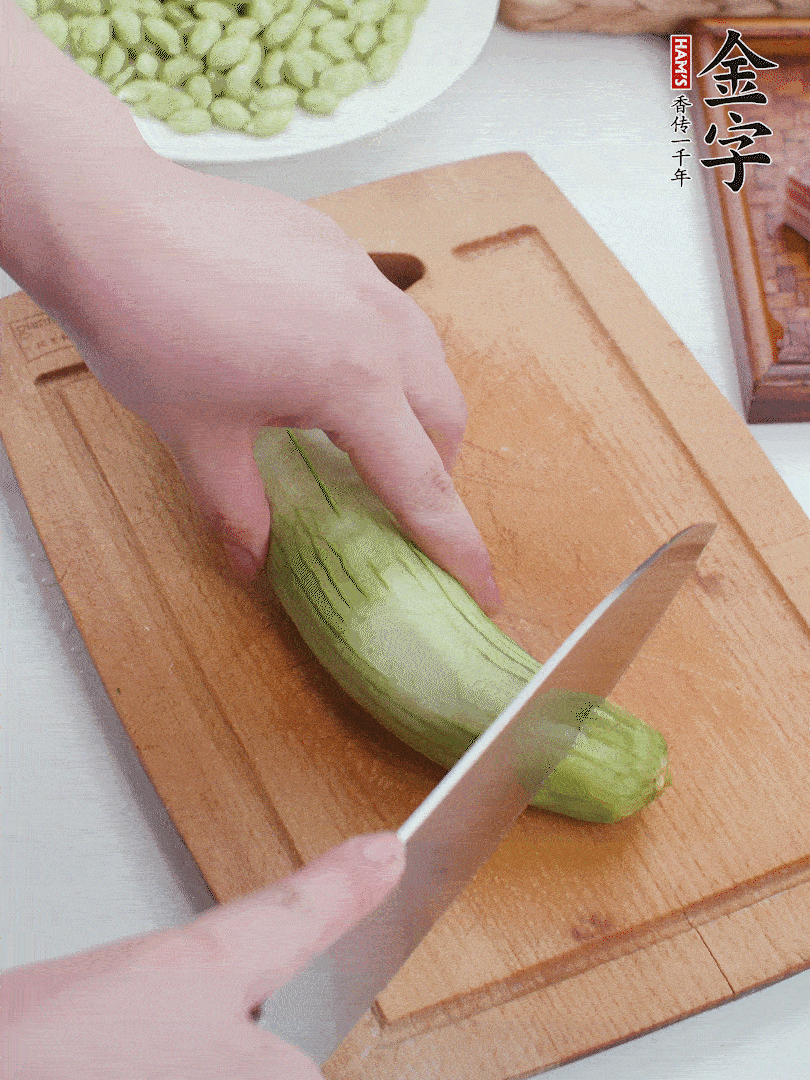 絲瓜去掉外皮，去掉兩端，切成滾刀塊。