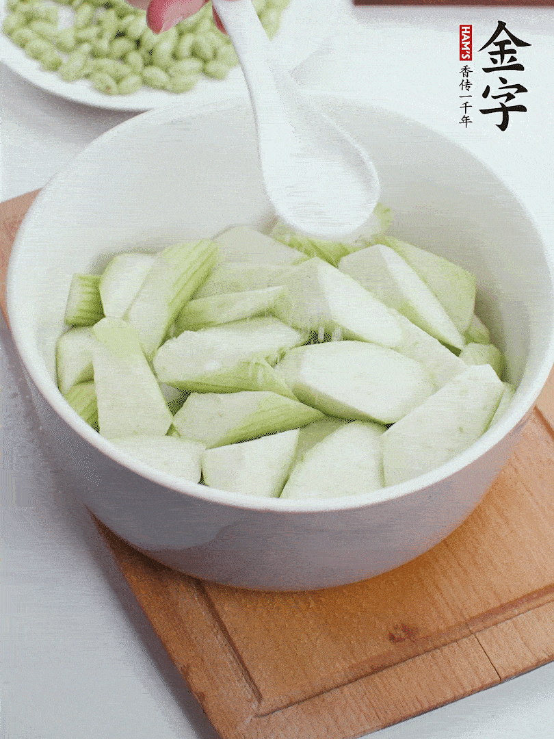 水中加1勺鹽浸泡，防止變黑。