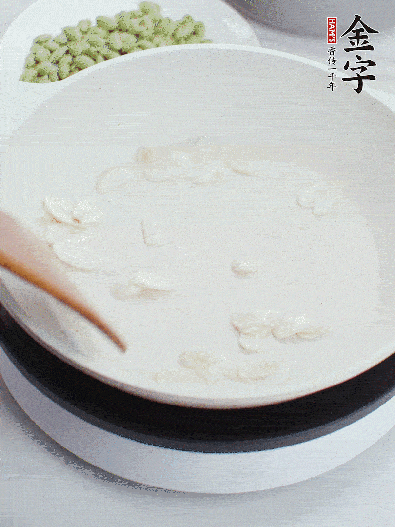 金字淡咸肉煮15分鐘，撈出切片。油5成熱時(shí)，蒜末、咸肉爆香。