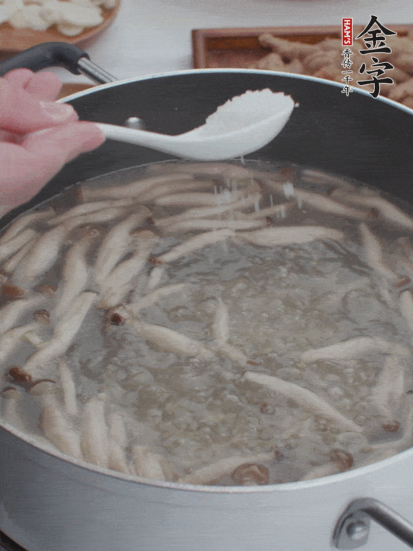 1勺鹽、一點胡椒粉調(diào)味。