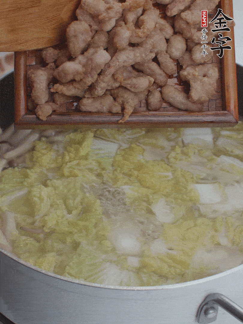 水開后煮10分鐘，下娃娃菜、小酥肉煮3分鐘。
