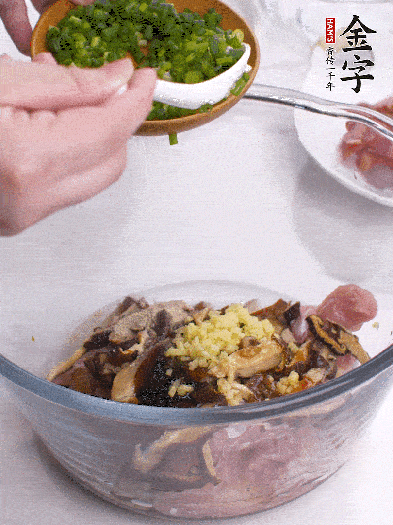 雞肉、香菇混合，加清水1/3杯、料酒1勺、蠔油1勺、鹽1勺、糖1/4勺、白胡椒1/4勺、食用油1勺、香油1/4勺、姜末、蔥花，攪拌均勻腌制2小時。